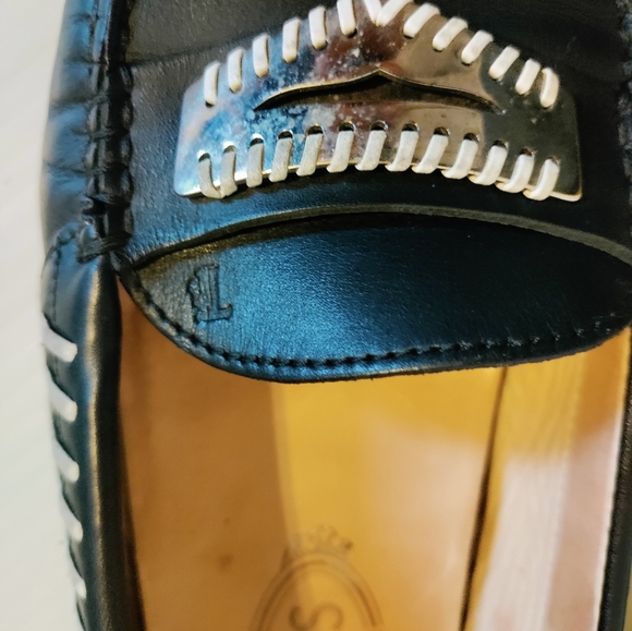 TOD'S Black  LEATHER LOAFERS WITH METAL APPLICATION AND NUBBED RUBBER SOLE 39 - Picture 13 of 14